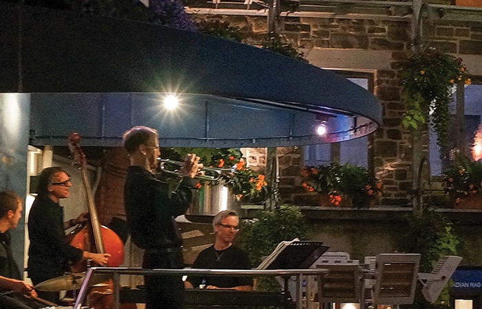 Live jazz music at Jardin Nelson