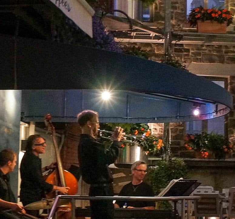 Scène musicale Jazz du Jardin Nelson - La meilleure terrasse Vieux-Montréal