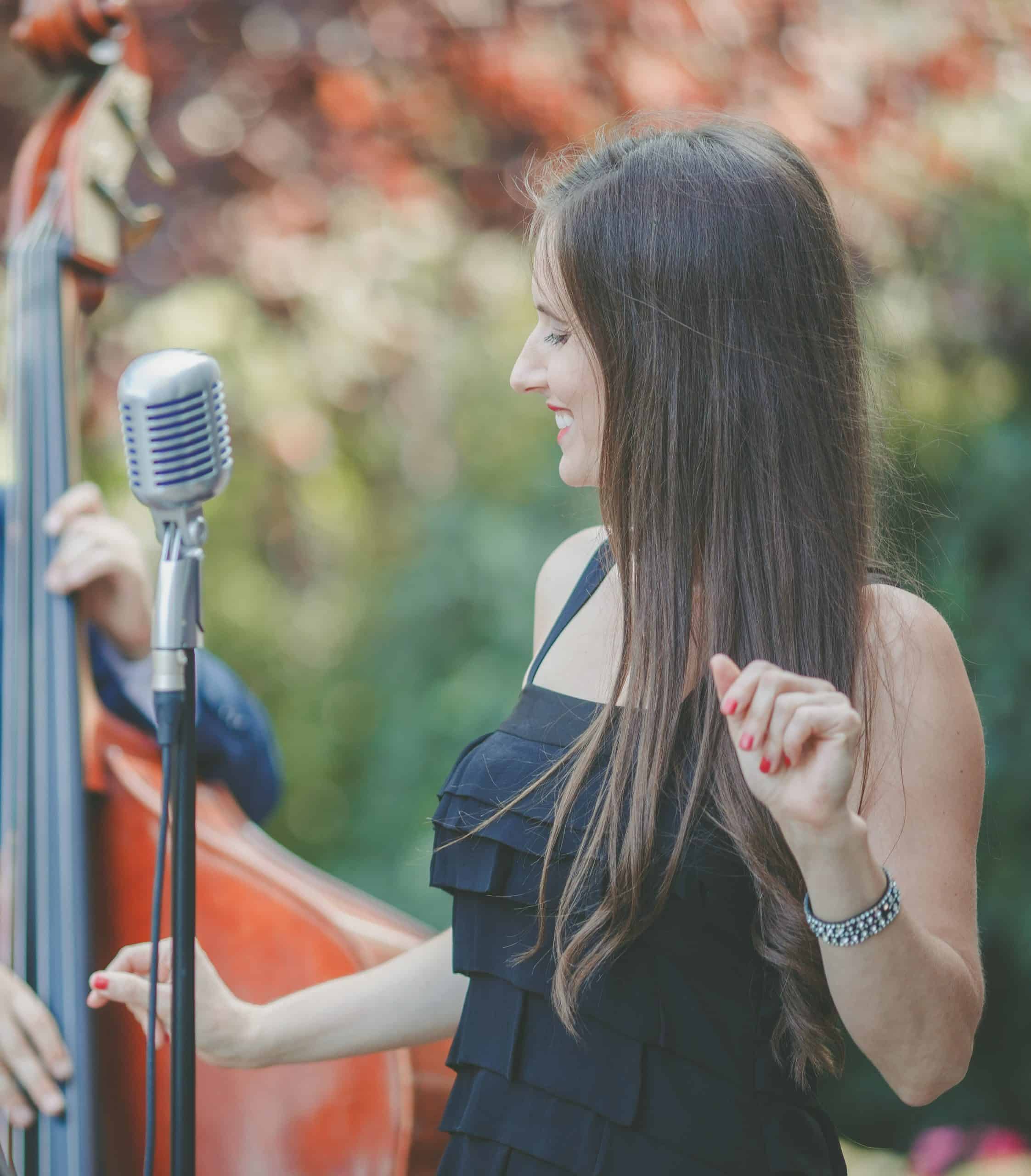 Élodie Miron at Jardin Nelson - jazz music restaurant, live jazz old montreal, jazz restaurant montreal